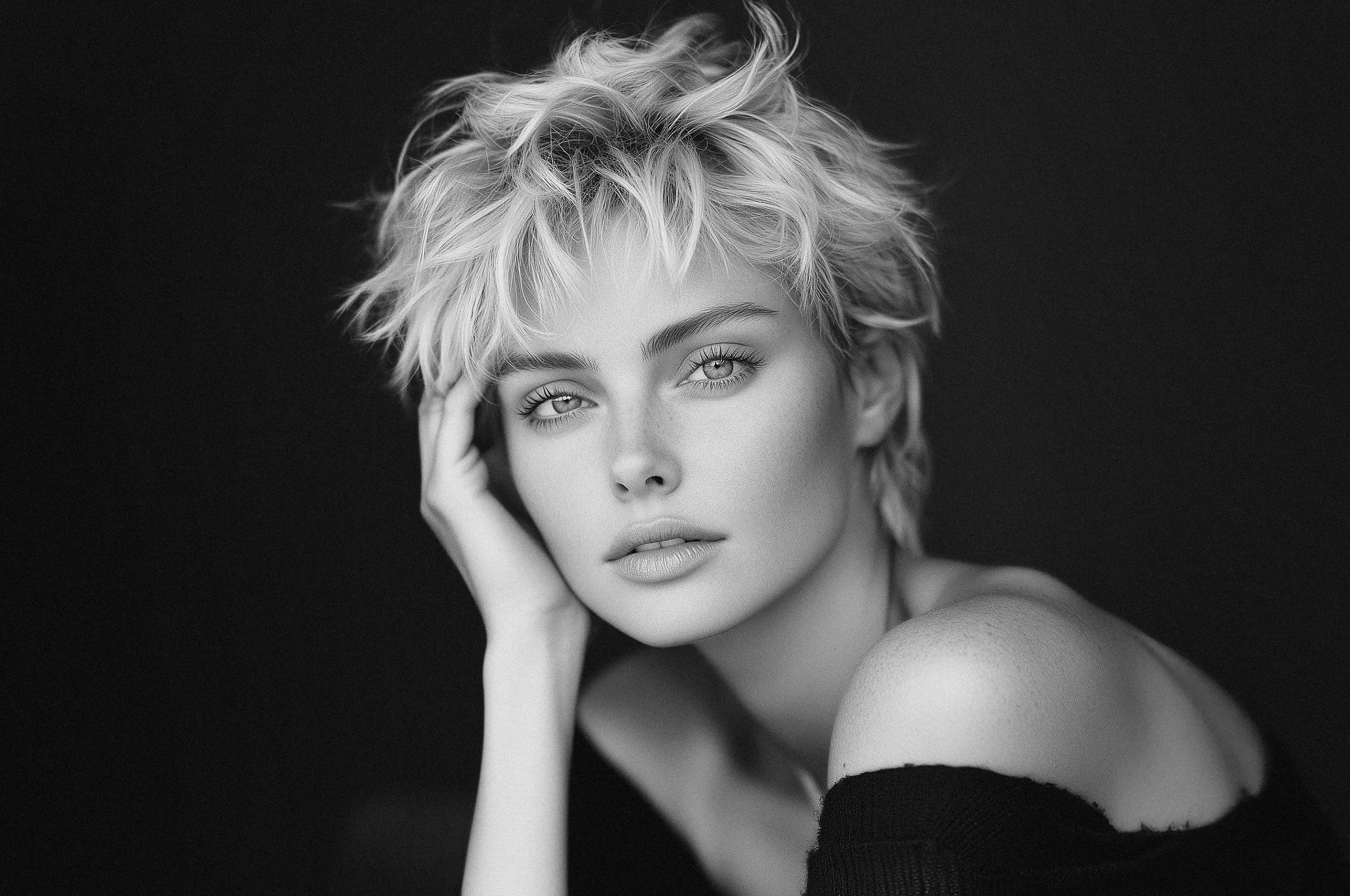 Cannes Image by notthoff La Biosthetique Friseur SW Blonde Frau seitlicher Blick kurze Haare frech